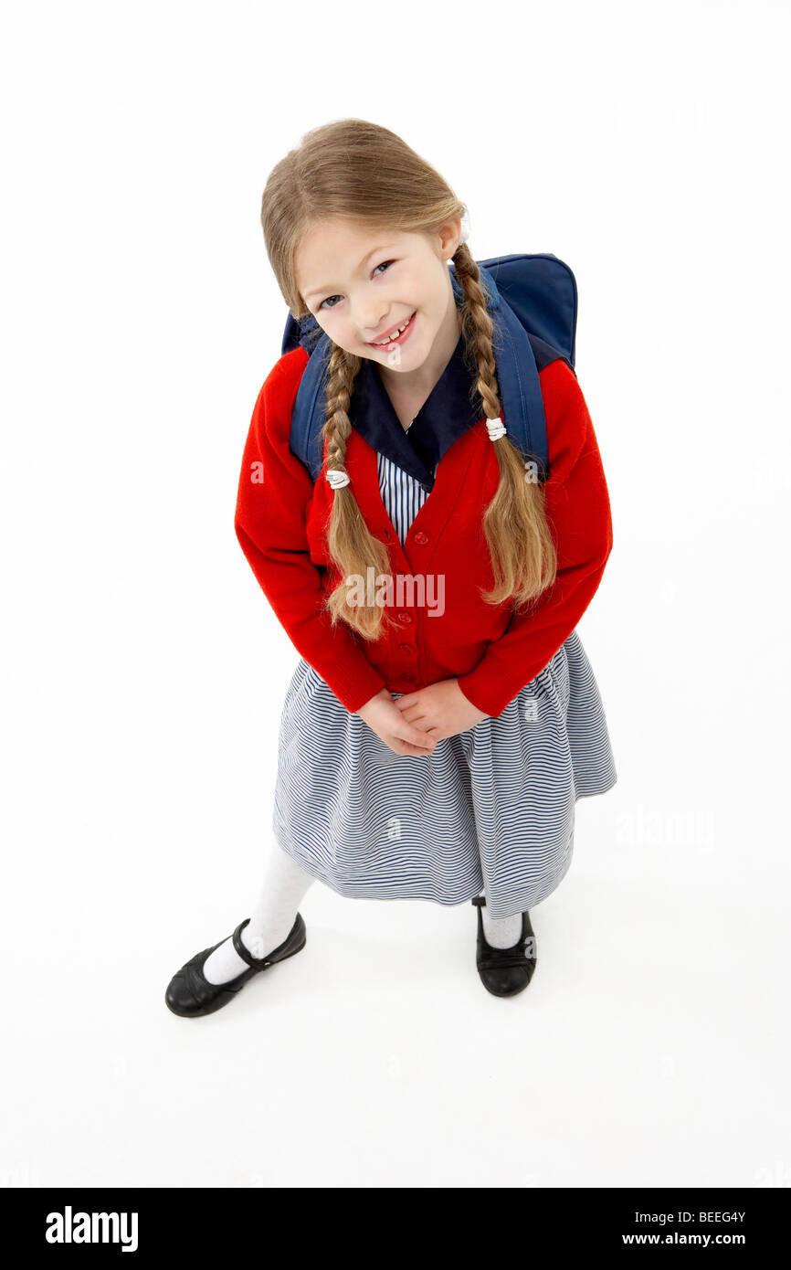 Retrato de estudio de sonriente chica que llevaba una bolsa de la escuela Foto de stock
