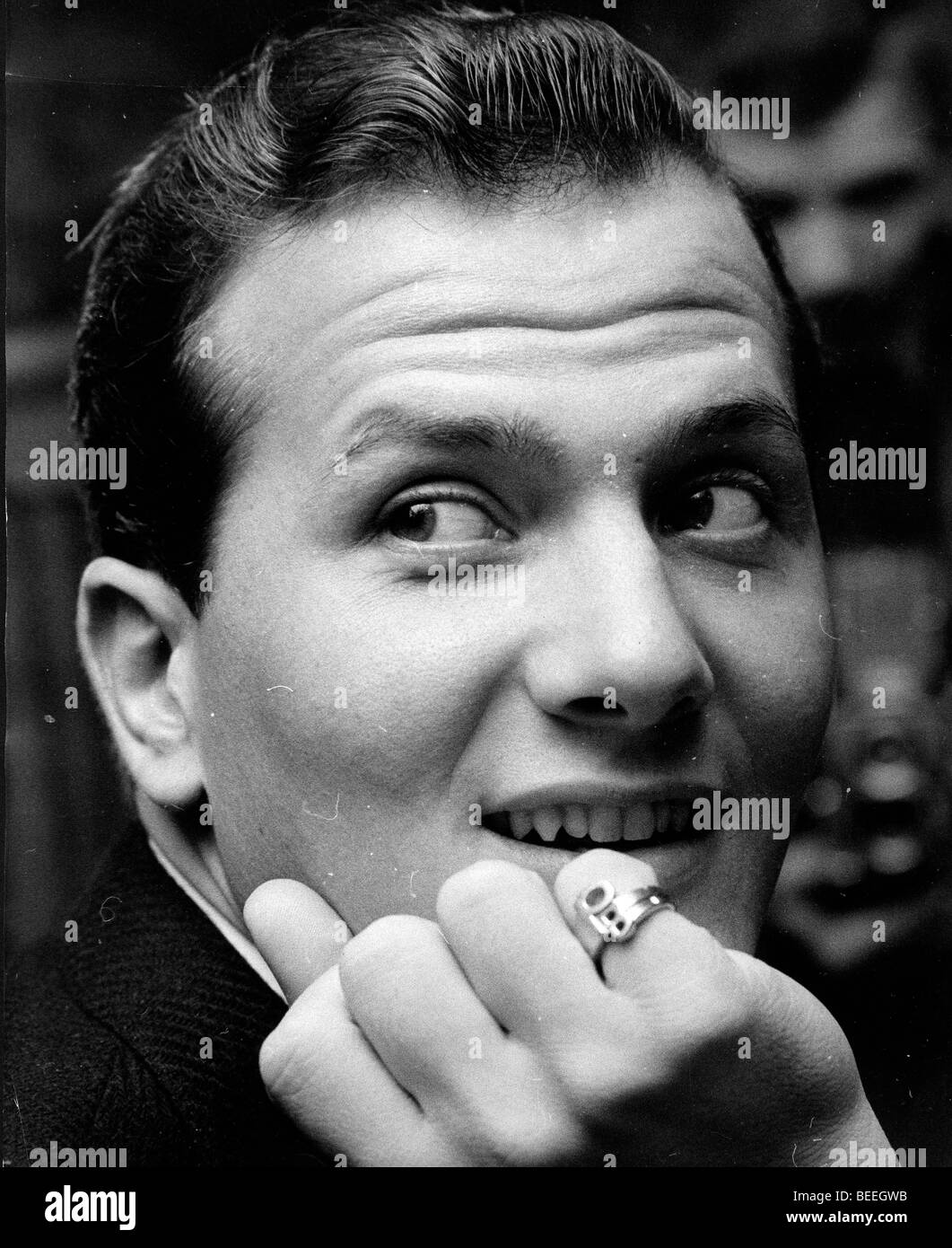El cantante Pat Boone llevaba un anillo teniendo sus iniciales. Foto de stock