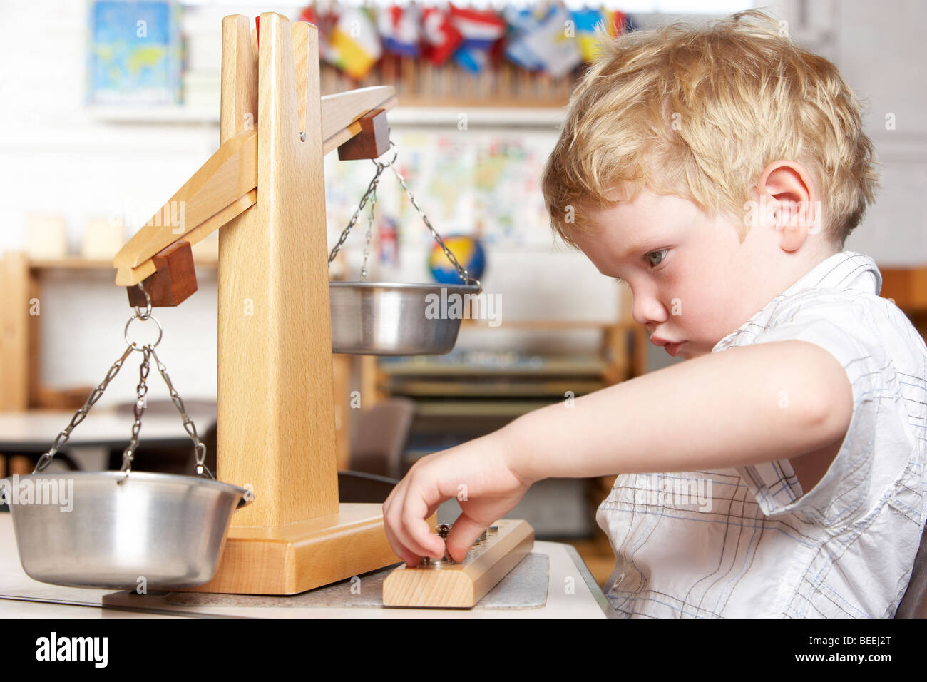 Joven jugando en Montessori/preescolar Foto de stock