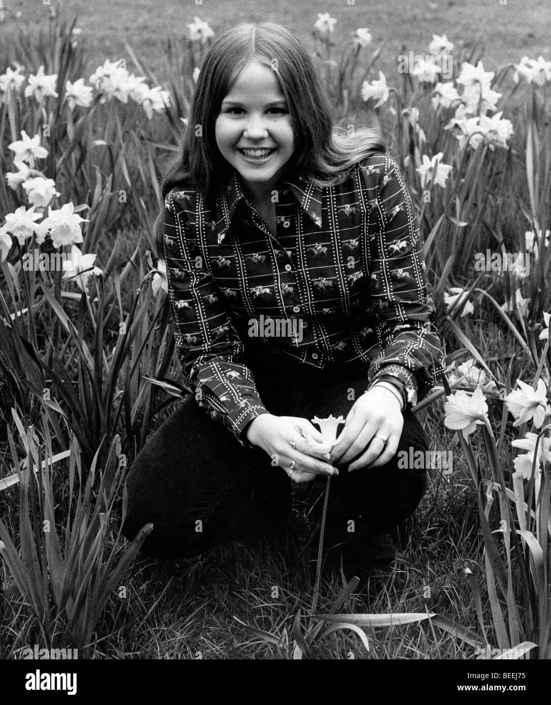 La actriz Linda Blair posando con flores. Foto de stock