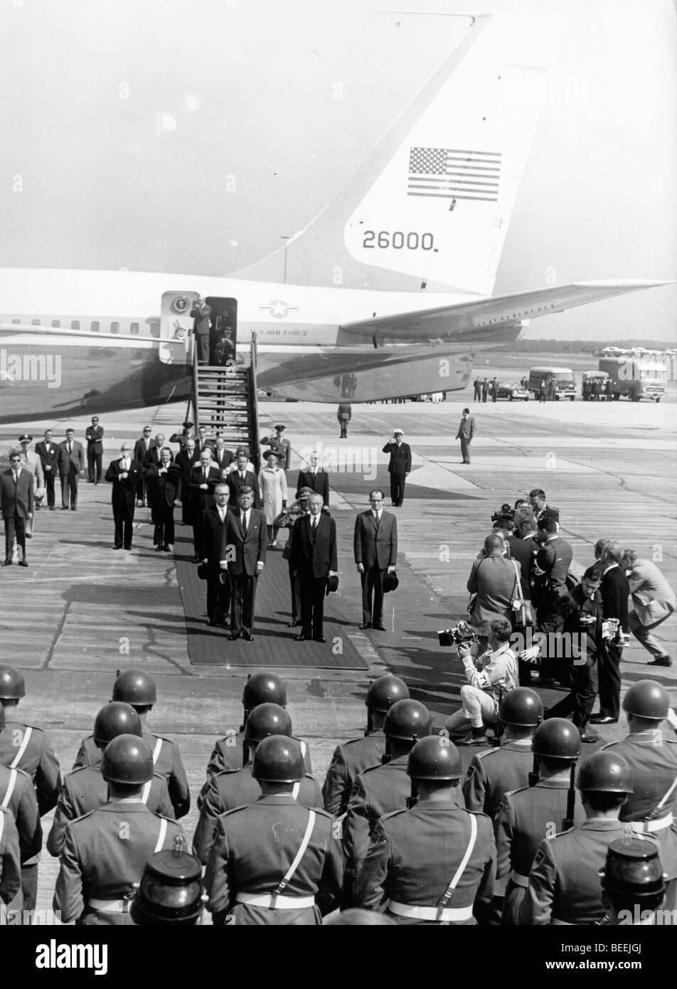 El Presidente estadounidense John Fitzgerald Kennedy llega para una visita oficial a Alemania Occidental. Foto de stock