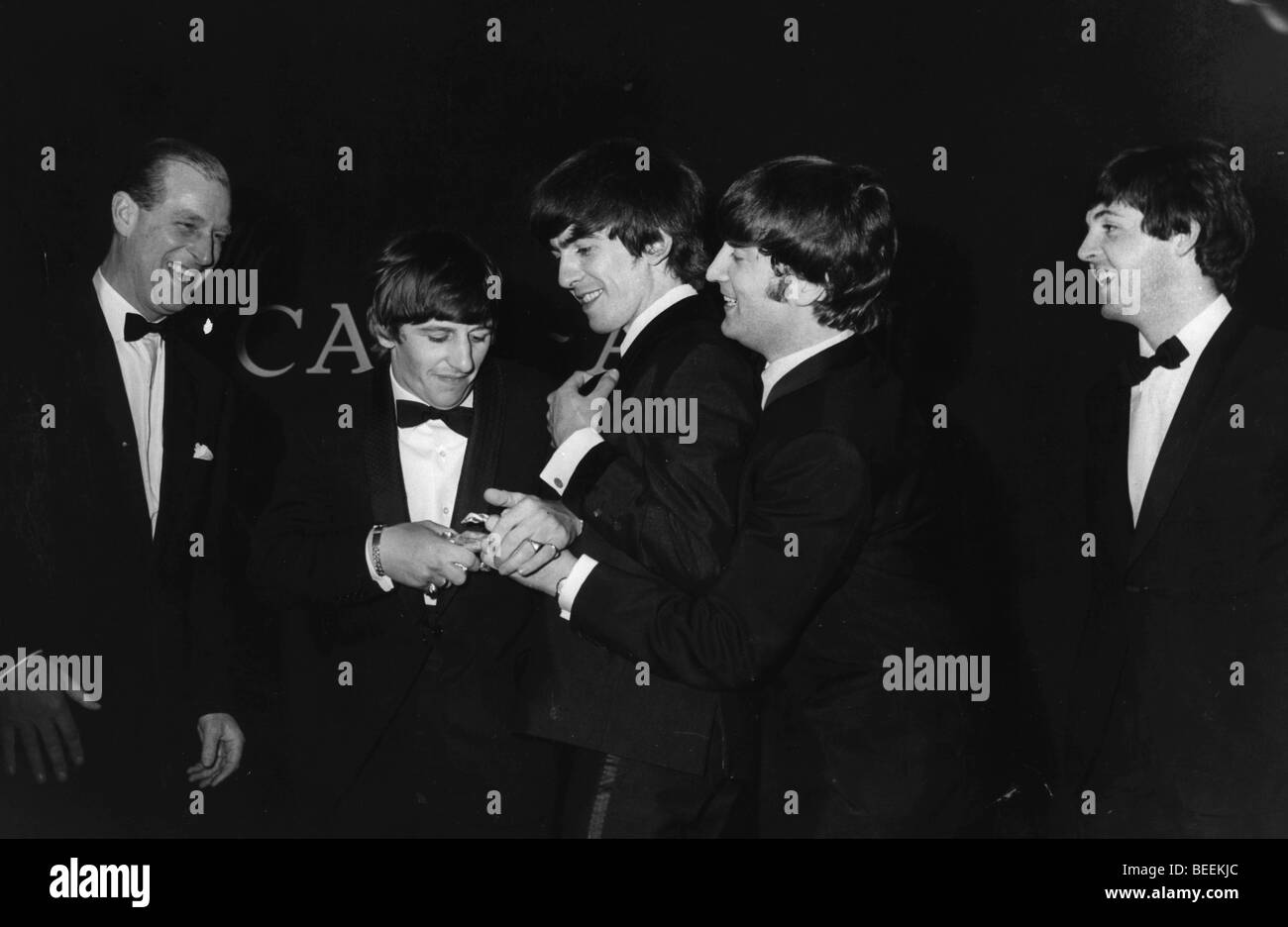 El príncipe Felipe cumple los Beatles a Carl Alan premios Foto de stock