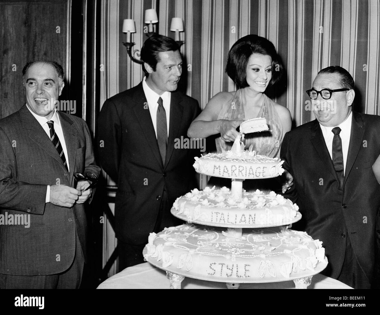 La actriz Sophia Loren con Marcello Mastroianni y Joseph E. Levine en "matrimonio" de estilo italiano Foto de stock