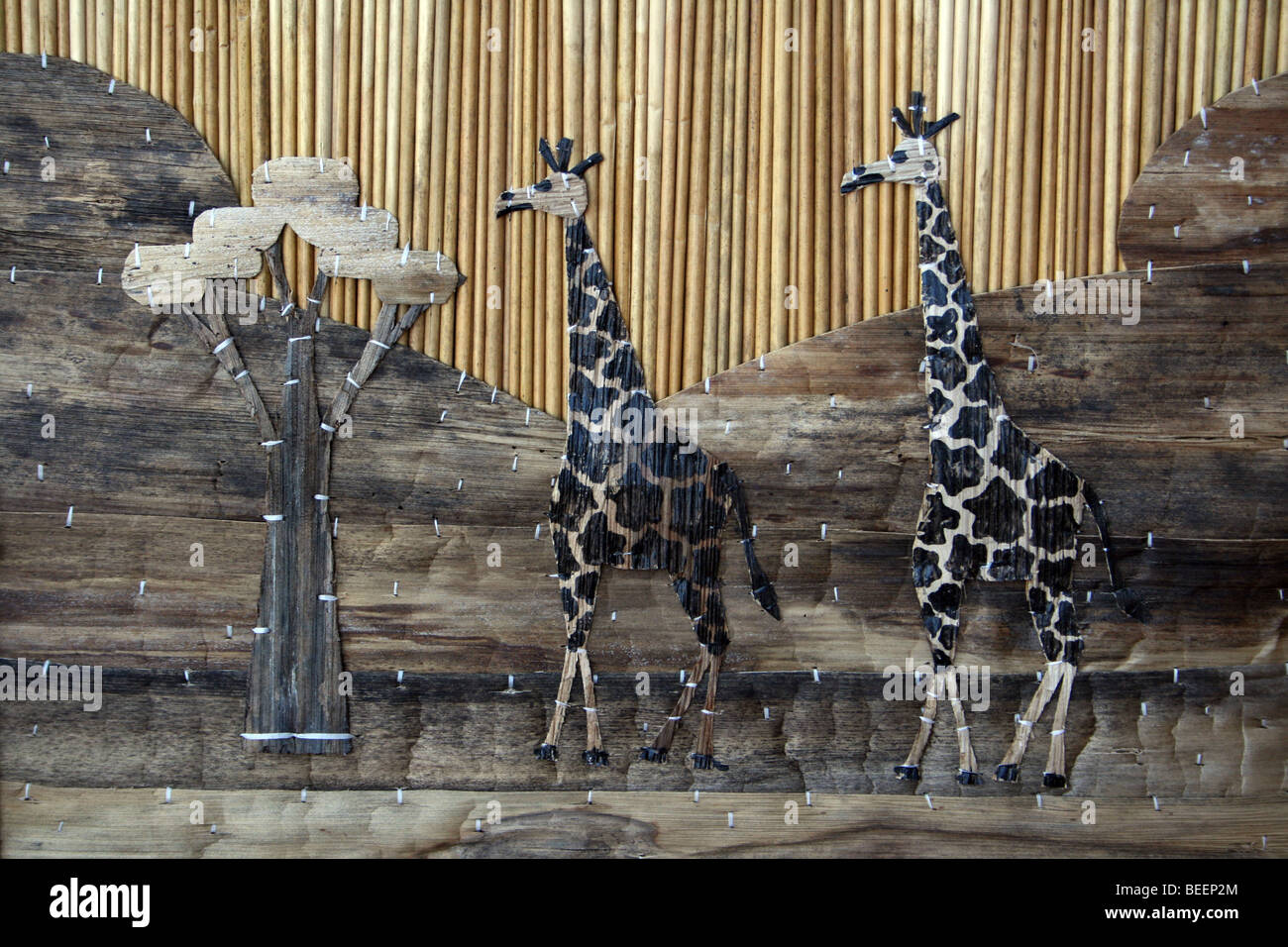 Collage africano de dos jirafas hechas de juncos secos tallos y hojas Bannana Foto de stock