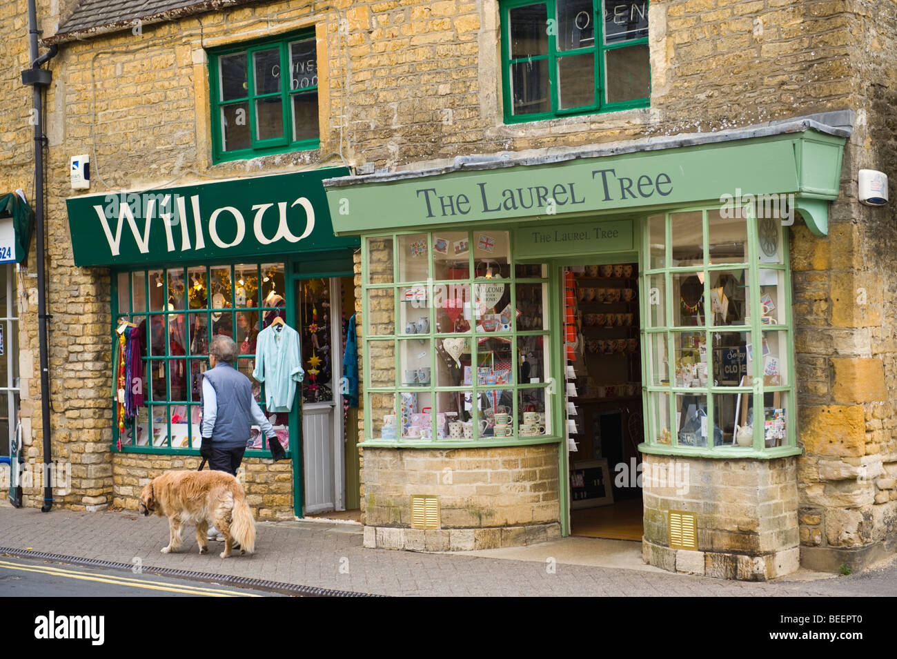 Tiendas turísticas en la aldea de Cotswold Bourton sobre el agua Gloucestershire Inglaterra Foto de stock