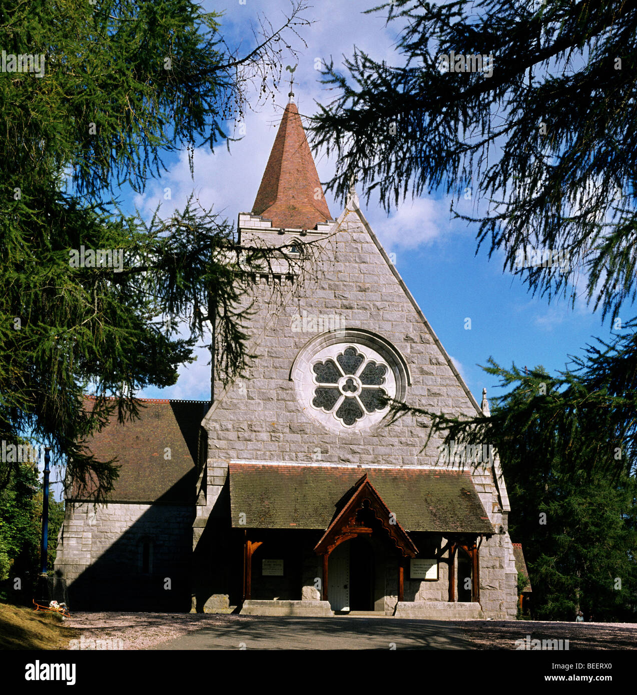 Crathie Iglesia - lugar de culto para la familia real mientras residía en el Castillo de Balmoral Foto de stock