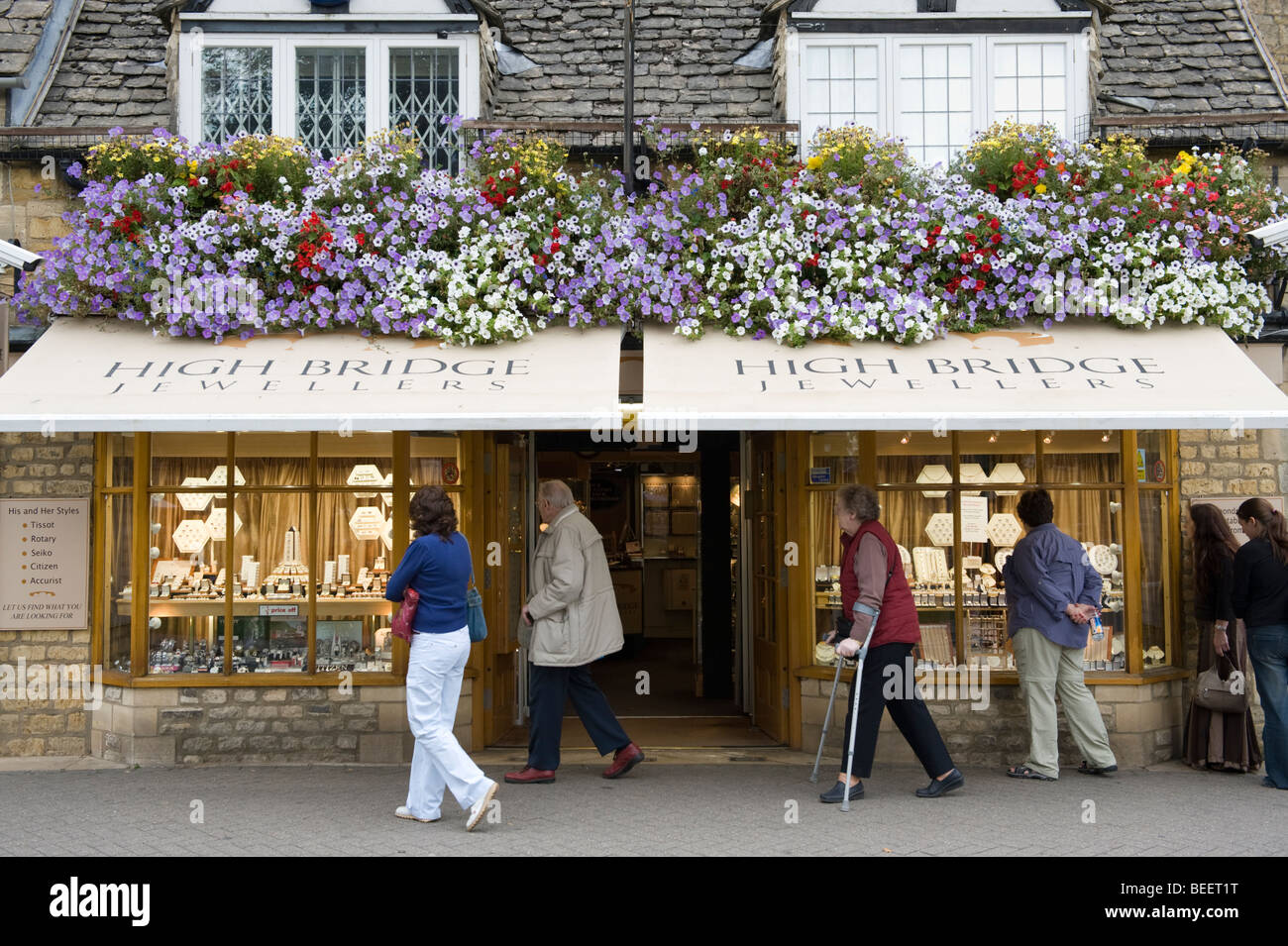 Tienda turística con adorno floral en la aldea de Cotswold Bourton sobre el agua Gloucestershire Inglaterra Foto de stock