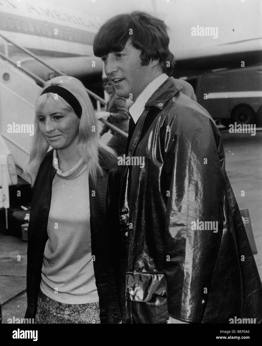 Beatle John Lennon con su primera esposa Cynthia Powell en 1967. Foto de stock