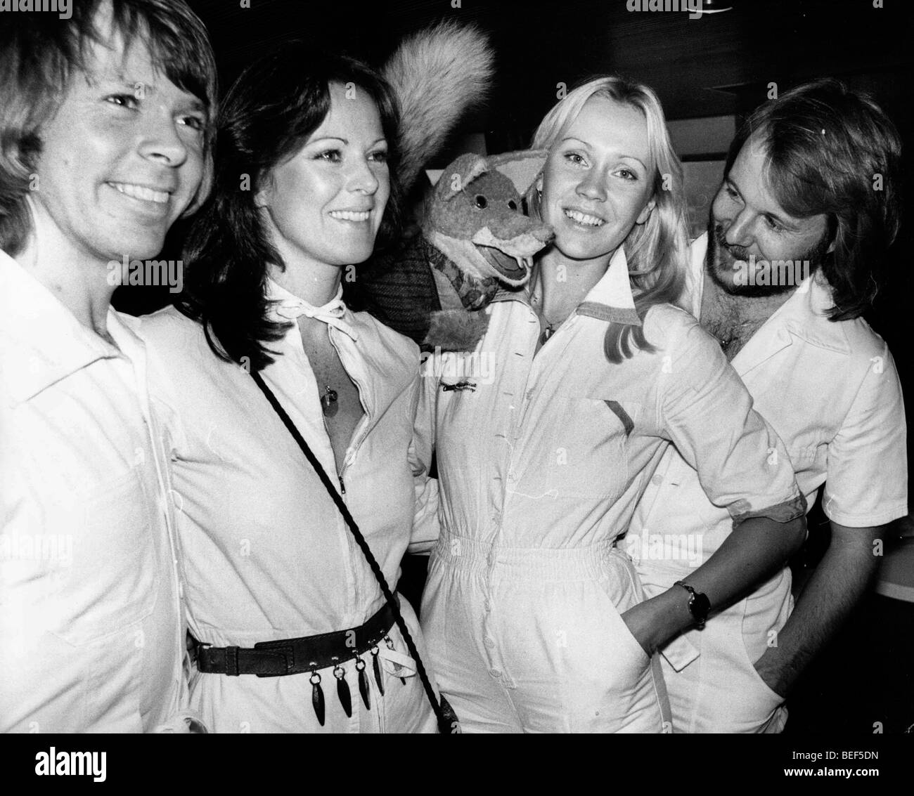 ABBA en monos blancos a mediados de los '70 (L-R) Björn Ulvaeus, Anni-Frid Lyngstad (Frida), Agnetha Fältskog, Benny Andersson Foto de stock