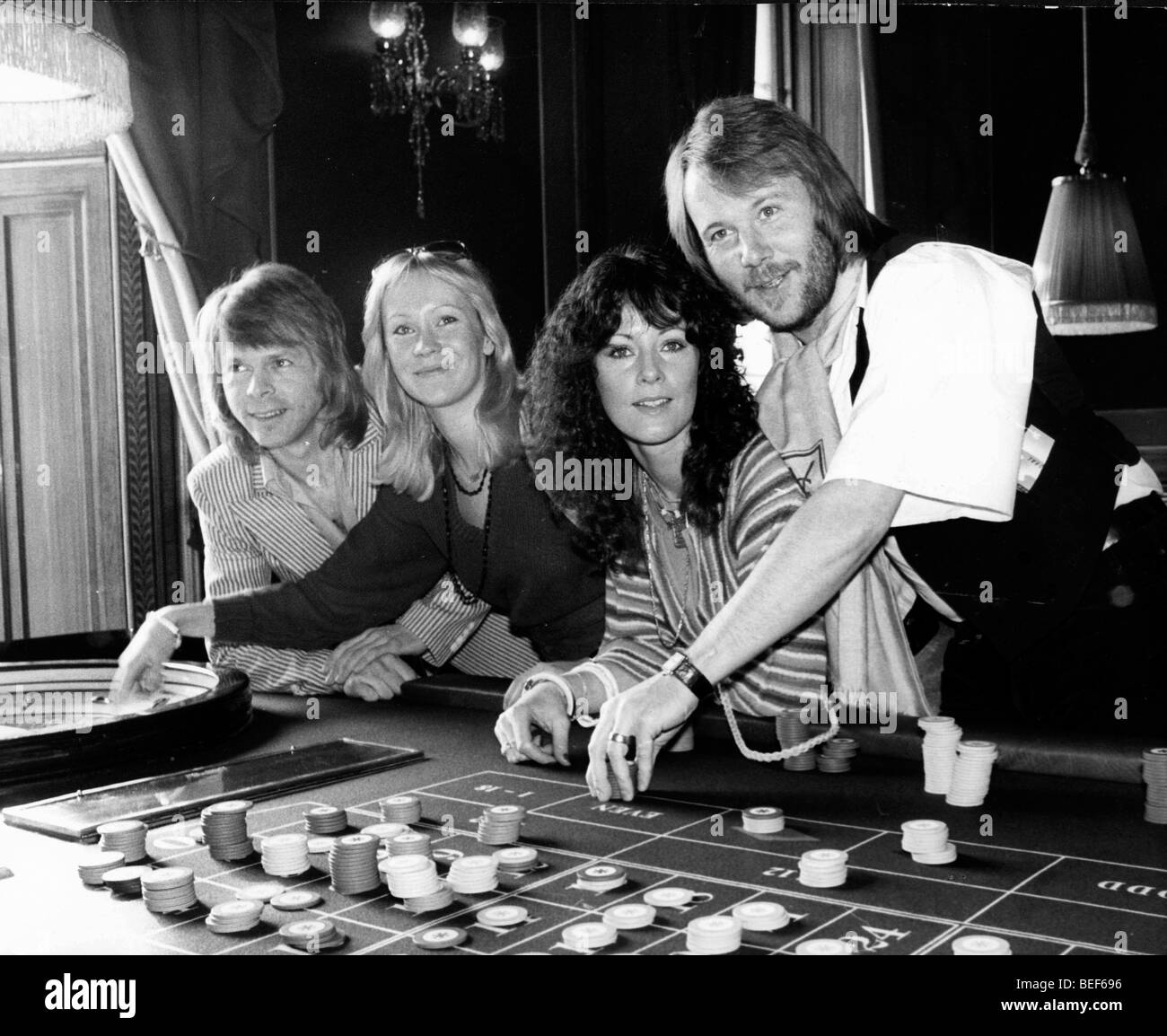 ABBA jugar ruleta a finales de los años setenta (L-R) Björn Ulvaeus, Agnetha Fältskog y Anni-Frid Lyngstad (Frida), y Benny Andersson Foto de stock