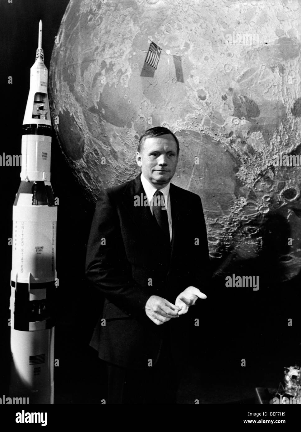 El astronauta Neil Armstrong películas en la televisión francesa Foto de stock