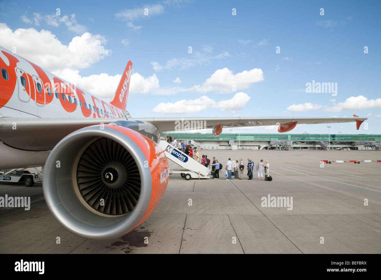 Los pasajeros que embarquen en un avión de Easyjet en el aeropuerto de Stansted, REINO UNIDO Foto de stock