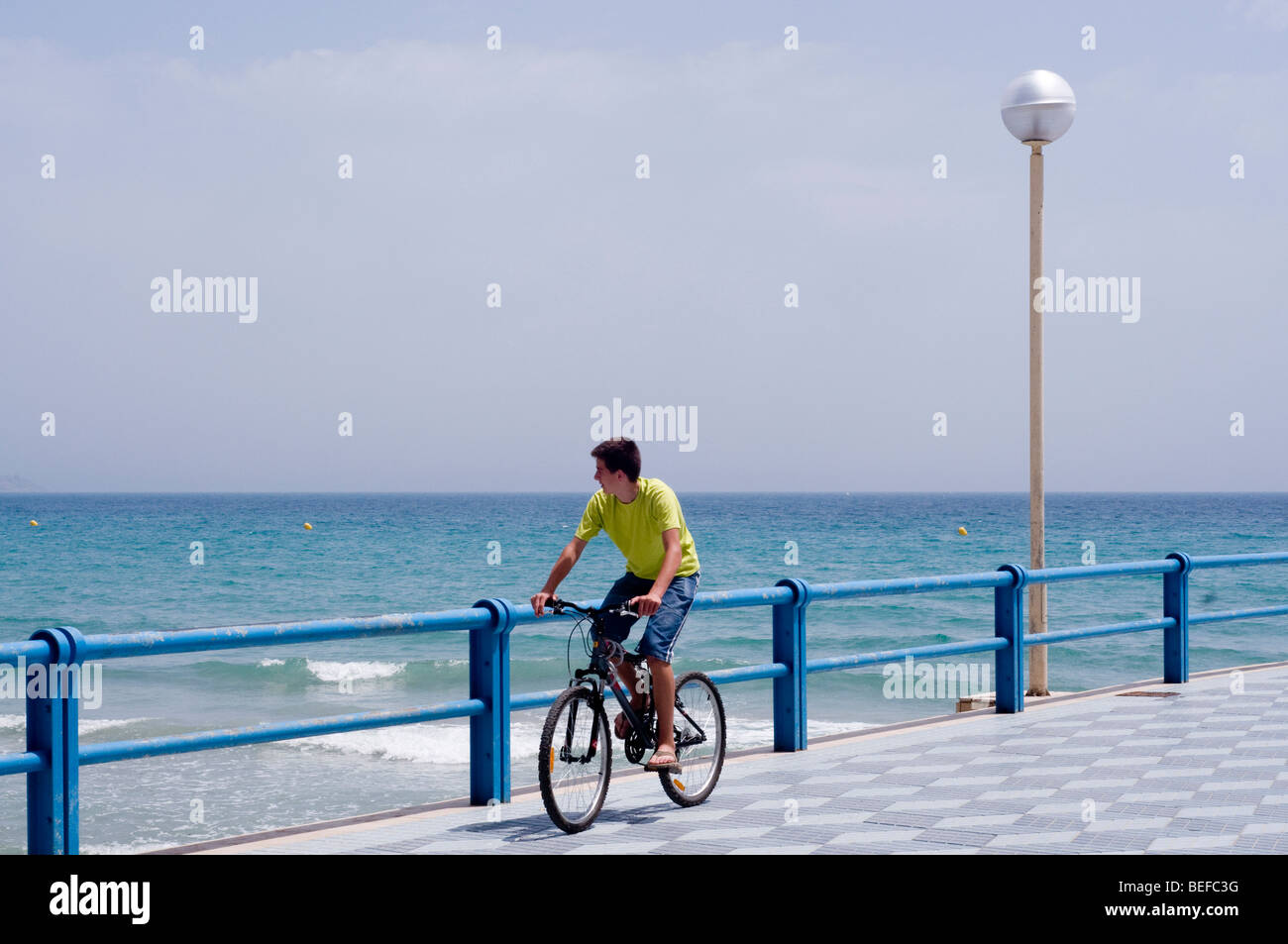 Niño en bicicleta costa Alicante Foto de stock
