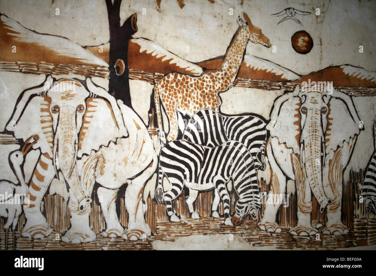 La fauna africana que inspiró el batik mostrando elefantes, cebras y jirafas Foto de stock