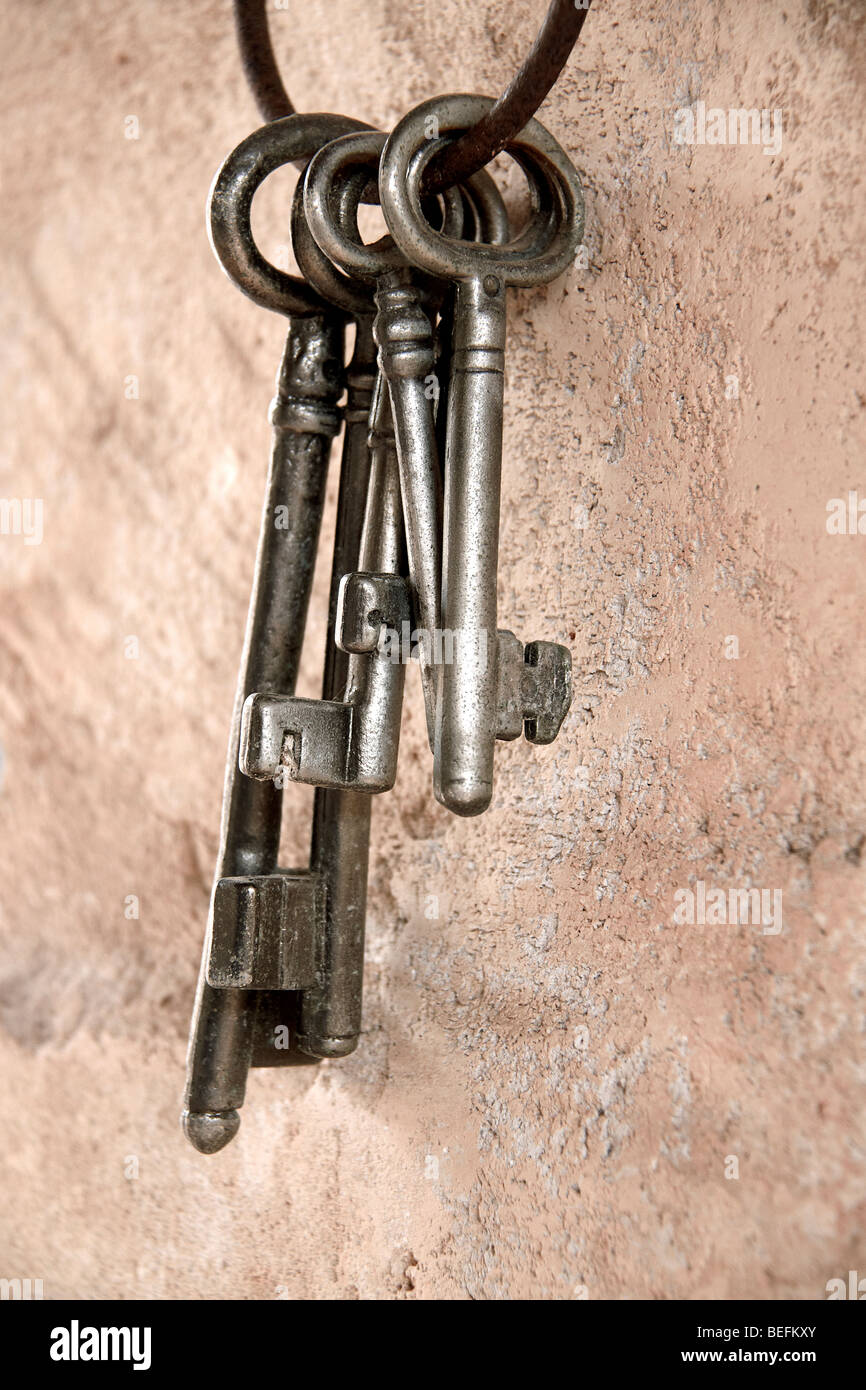 Llavero con llaves colgado en la pared Fotografía de stock - Alamy