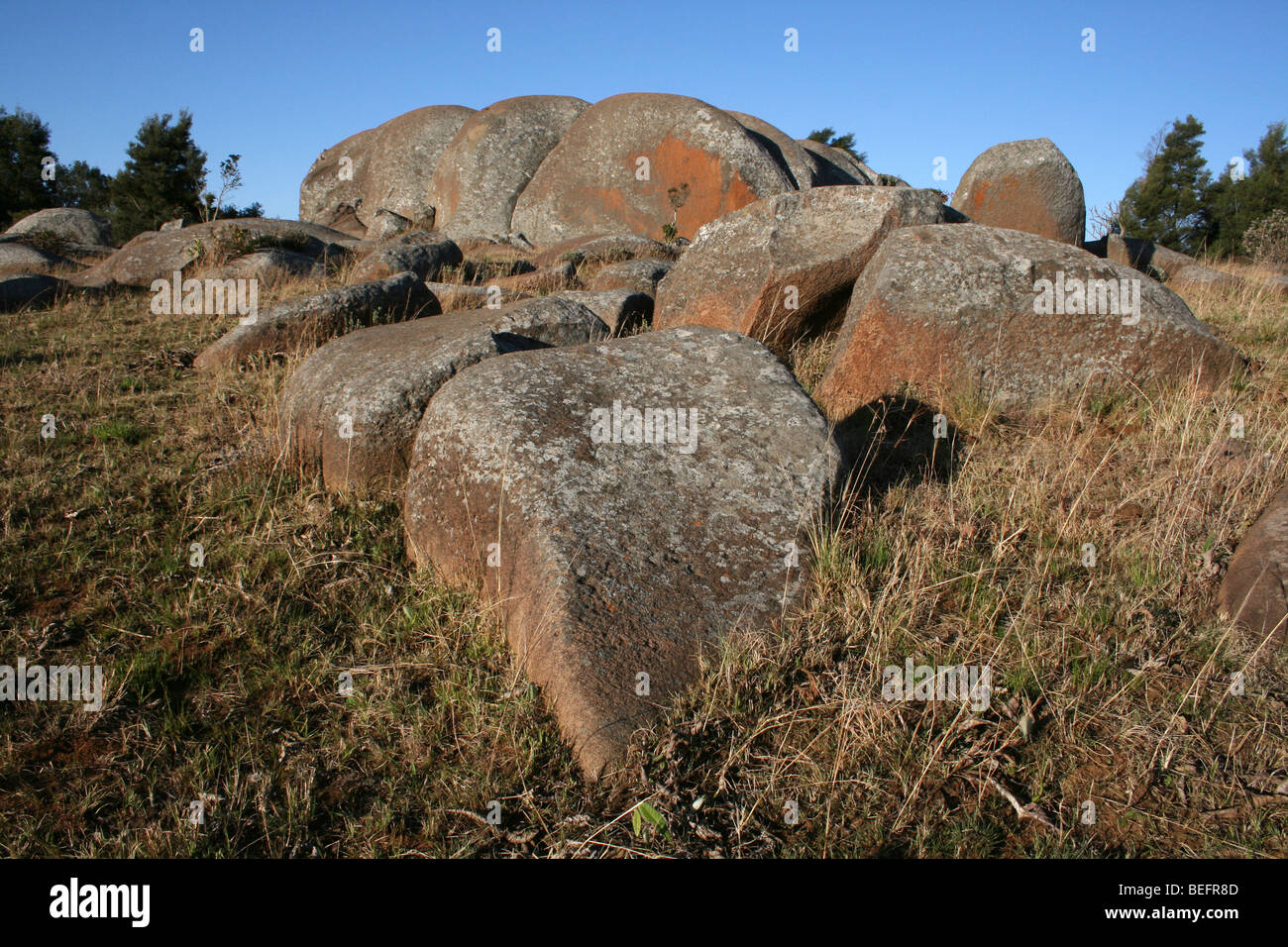 Rocas de granito y Lochiel Kopje en Parque Nacional Malolotja, Suazilandia, Africa del Sur Foto de stock