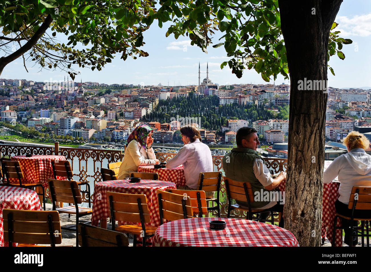 Una amplia vista del Cuerno de Oro se puede disfrutar de una bebida en el Pierre Lotti tetería Eyup en el distrito de Estambul. Foto de stock