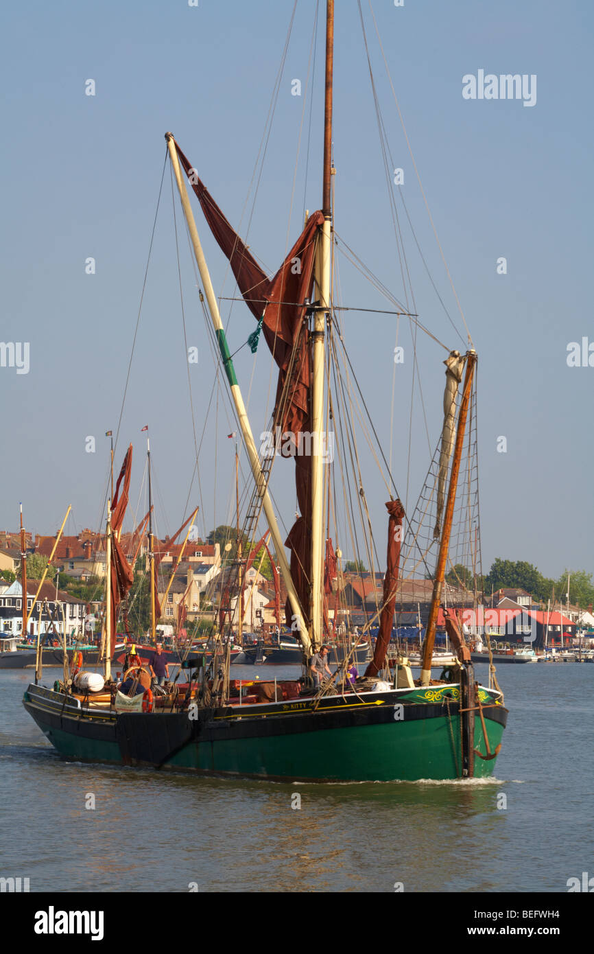 Gran Bretaña Inglaterra Essex Maldon Thames velero dejando Hythe Quay Foto de stock