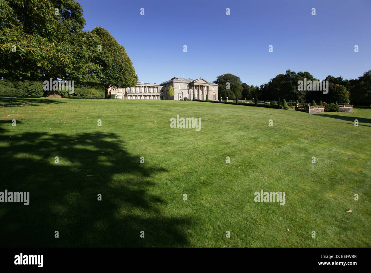 Finca de Tatton Park, Inglaterra. Césped delante del siglo XVIII Samuel