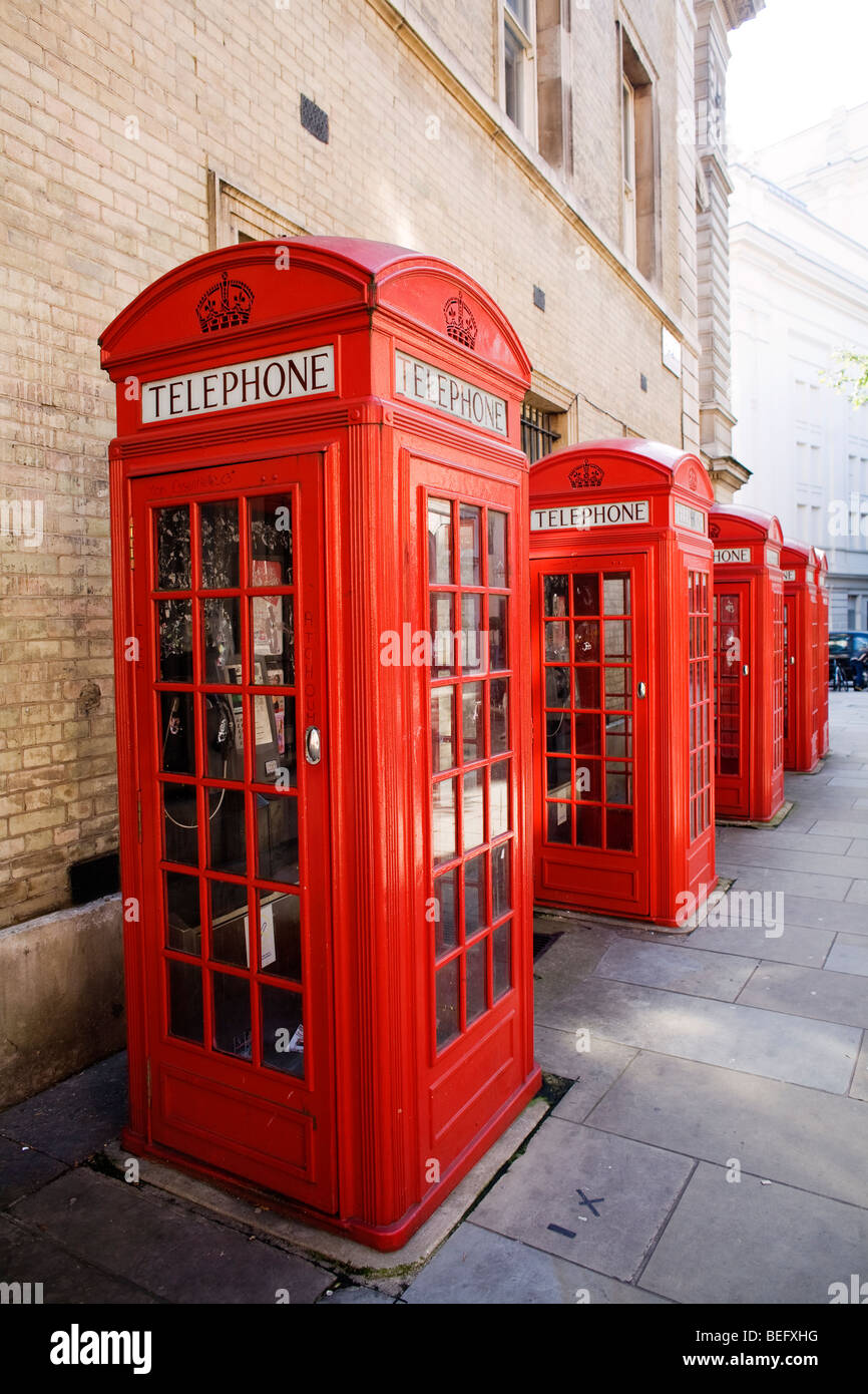 Cinco británicos cabinas telefónicas rojas en una fila cerca de Covent Garden en Londres, Reino Unido Foto de stock