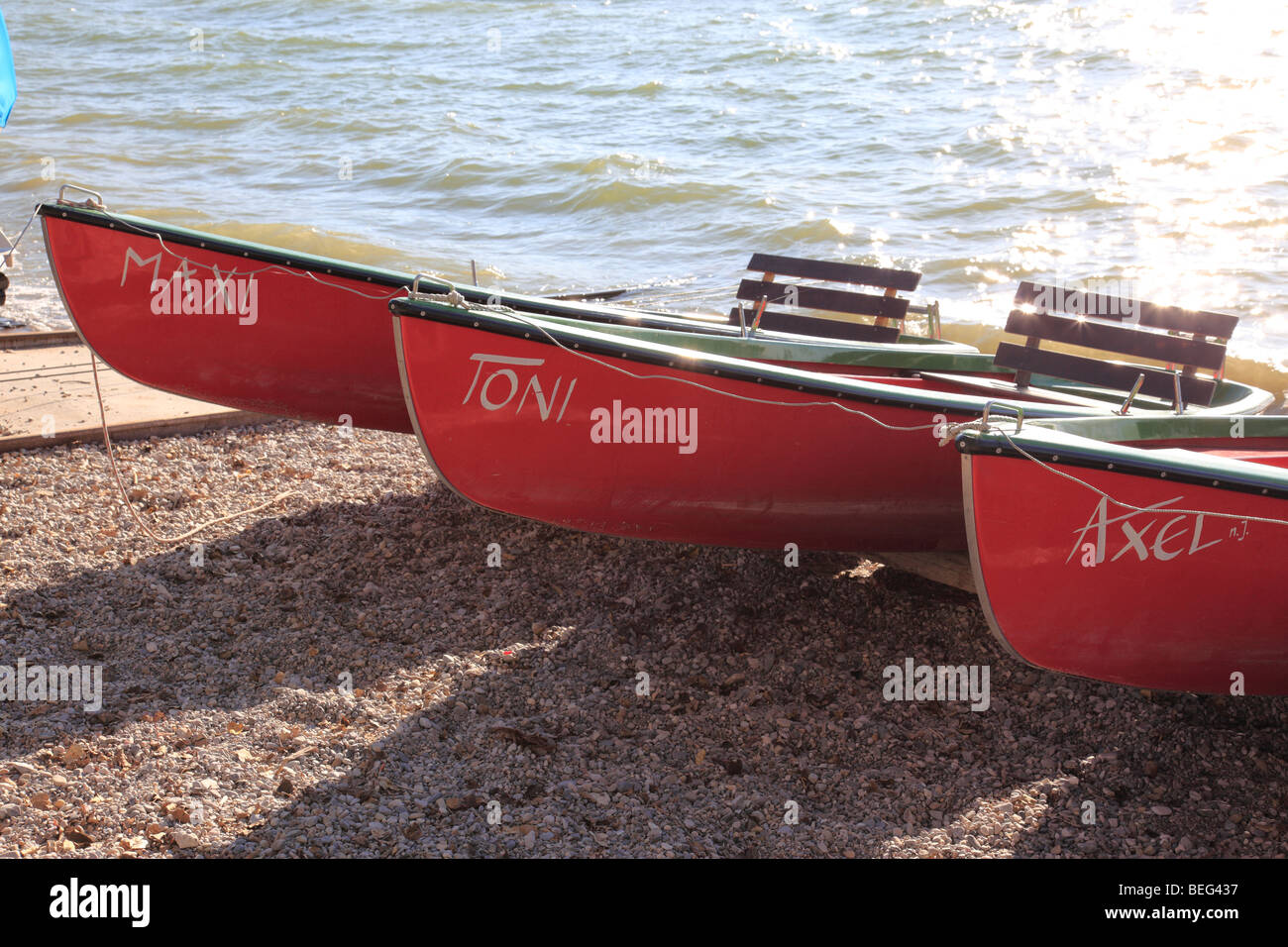Tres arcos de varado botes de remos con nombres Axel, Toni y Maxi en Pebble  Beach en un lago de Alta Baviera. Foto por Willy Matheisl Fotografía de  stock - Alamy