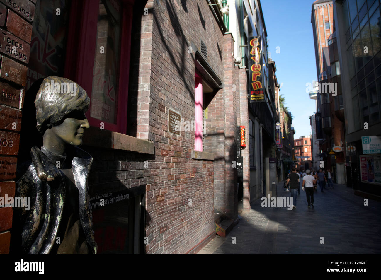 La estatua de John Lennon y la pared de la fama de la caverna en Mathew Street, en el centro de la ciudad de Liverpool, cuna de los beatles merseyside Foto de stock