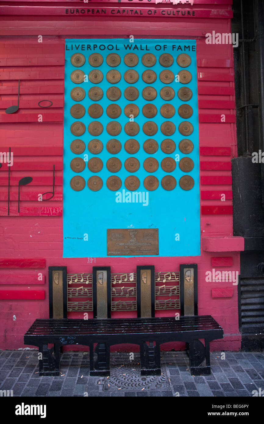 Pared de la fama de Liverpool en Mathew Street, en el centro de la ciudad de Liverpool, cuna de los beatles Merseyside England Reino Unido Foto de stock