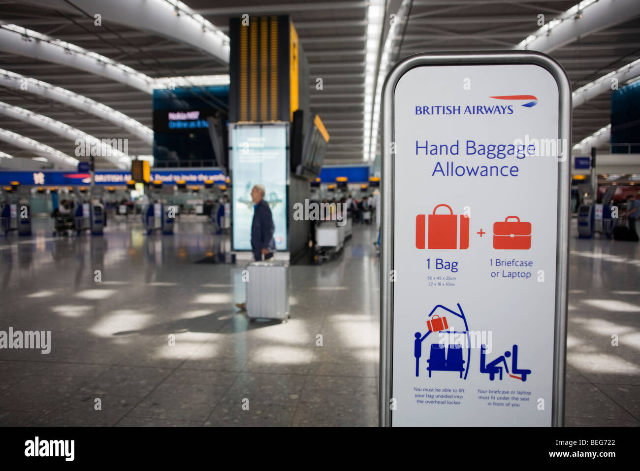 British Airways' Equipaje de mano permitido firmar ayudando a los pasajeros el check-in en la Terminal 5 del aeropuerto de Heathrow Fotografía de stock