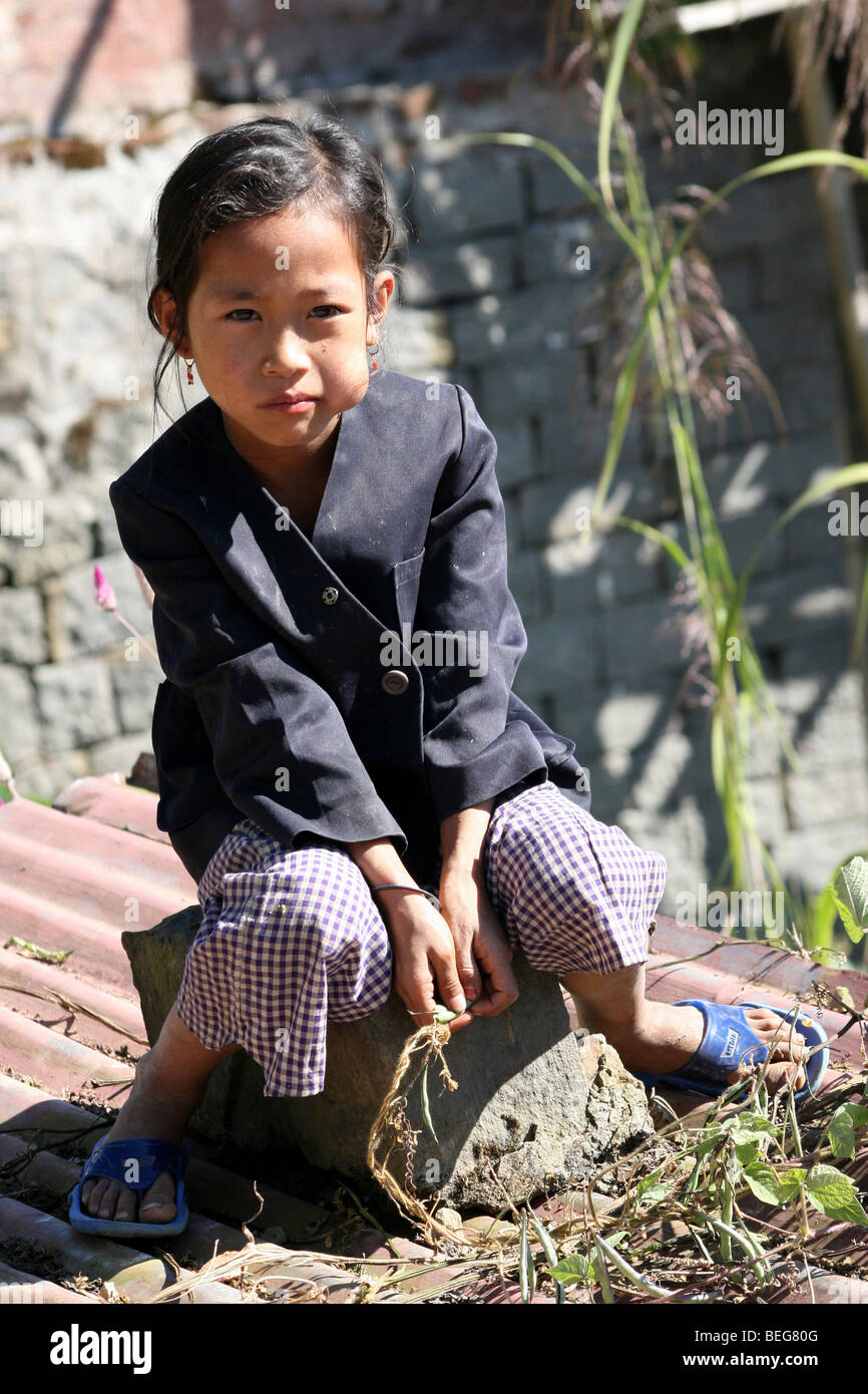 Los jóvenes Ao Naga tribu chica en aldea rural, Nagaland, India Foto de stock
