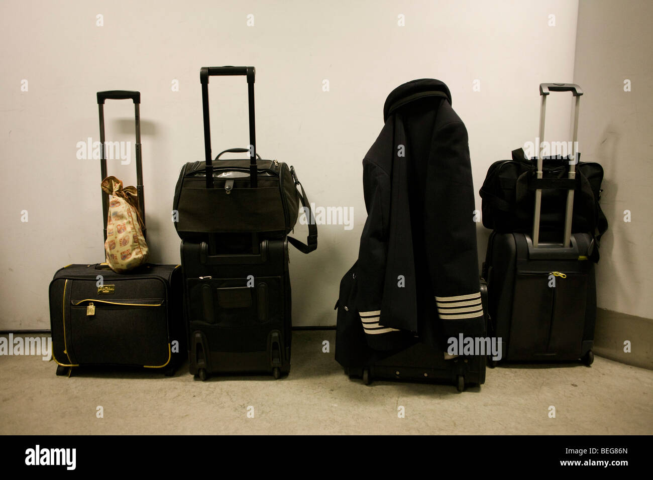 Cubierta de vuelo y los tripulantes de cabina de equipaje en el Centro de  informes de la tripulación de British Airways en la Terminal 5 del  aeropuerto de Heathrow Fotografía de stock -
