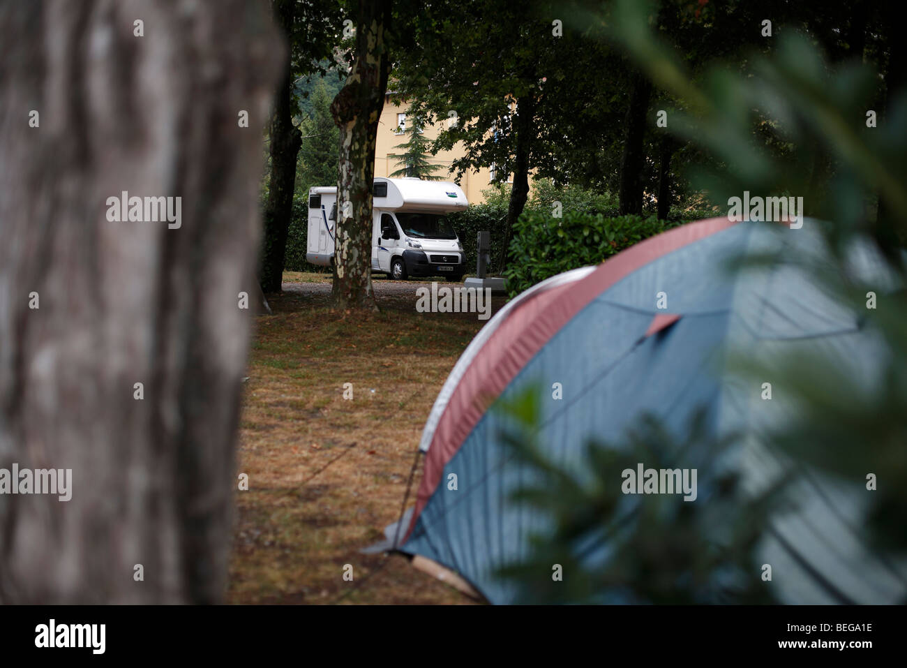 Una tienda de campaña en un terreno de juego en un campamento con una casa  rodante o autocaravana en Sospel en el sur de Francia Fotografía de stock -  Alamy