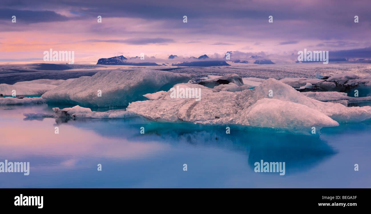 Amanecer en el lago glaciar Jokulsarlon, Islandia Foto de stock