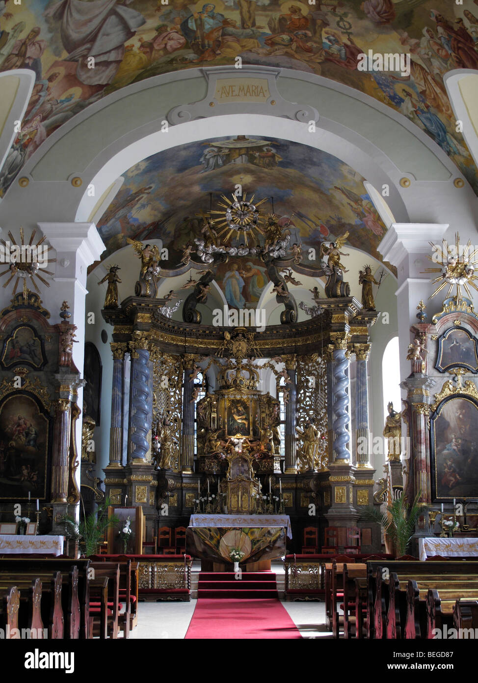 El interior de la iglesia franciscana en Sumeg en el oeste de Hungría Foto de stock