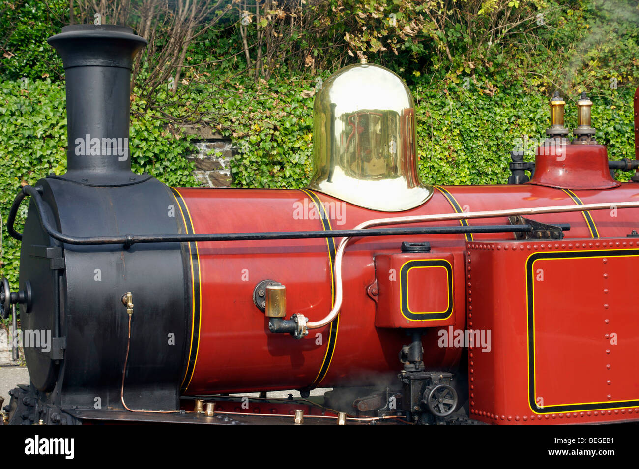 Locomotora de vapor rojo con negro brillante y embudo de cúpula de latón Foto de stock