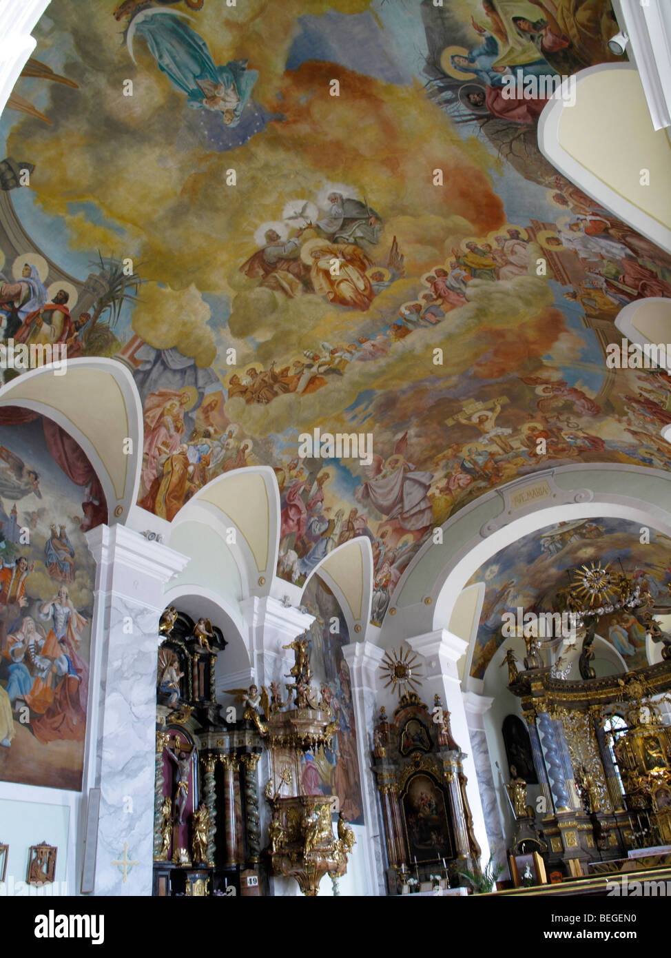 Un mural en el techo de la iglesia franciscana en Sumeg en el oeste de Hungría Foto de stock