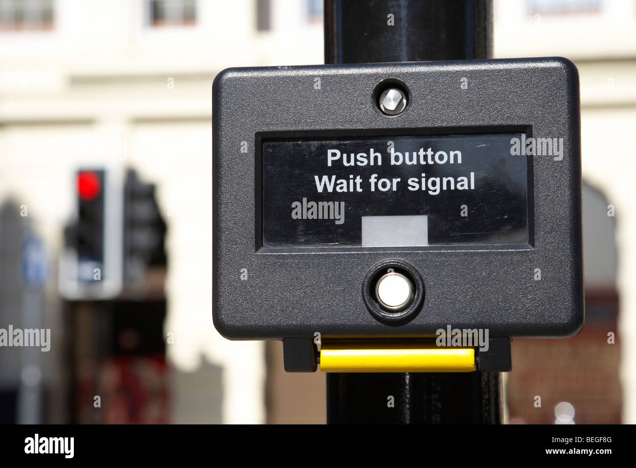 Pulse el botón espera una señal cruce peatonal situado en una calle en Liverpool Reino Unido Foto de stock