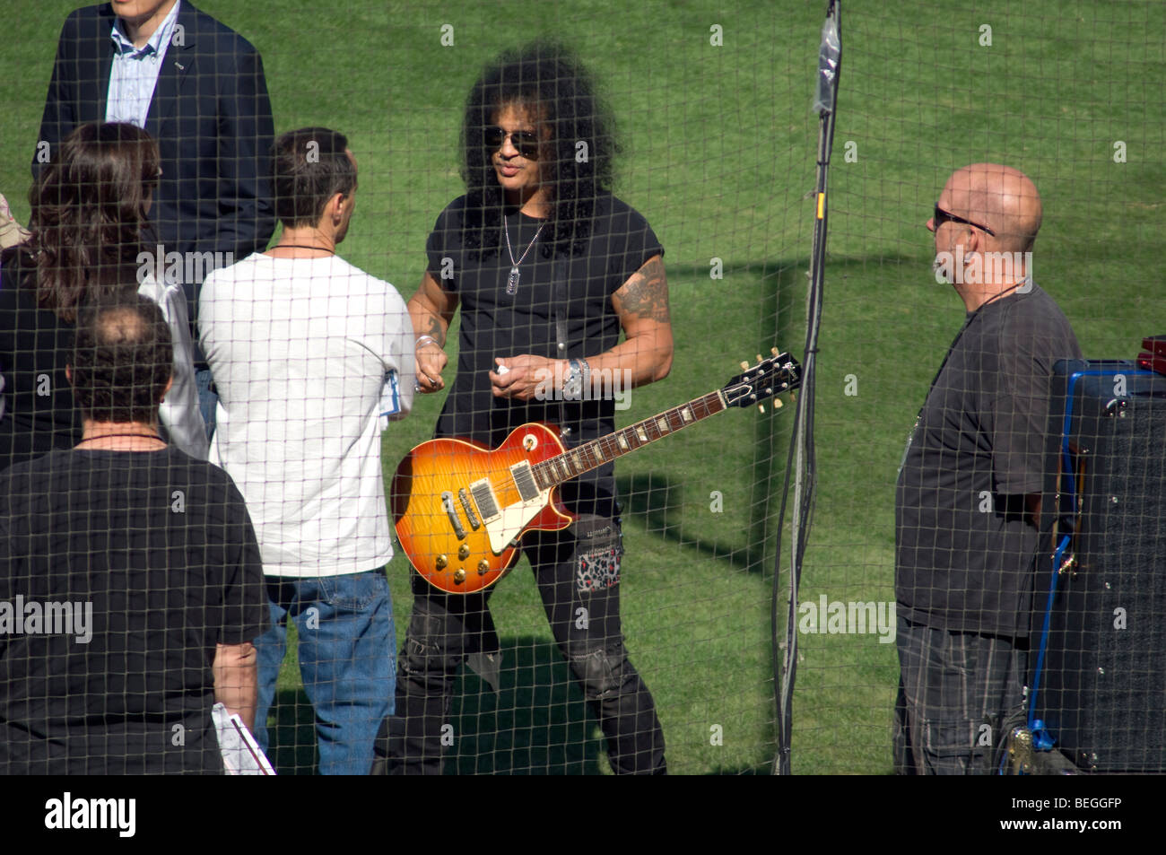 Guitarrista de Guns N Roses Slash después de realizar el Himno Nacional en  el Estadio de los Dodger Fotografía de stock - Alamy