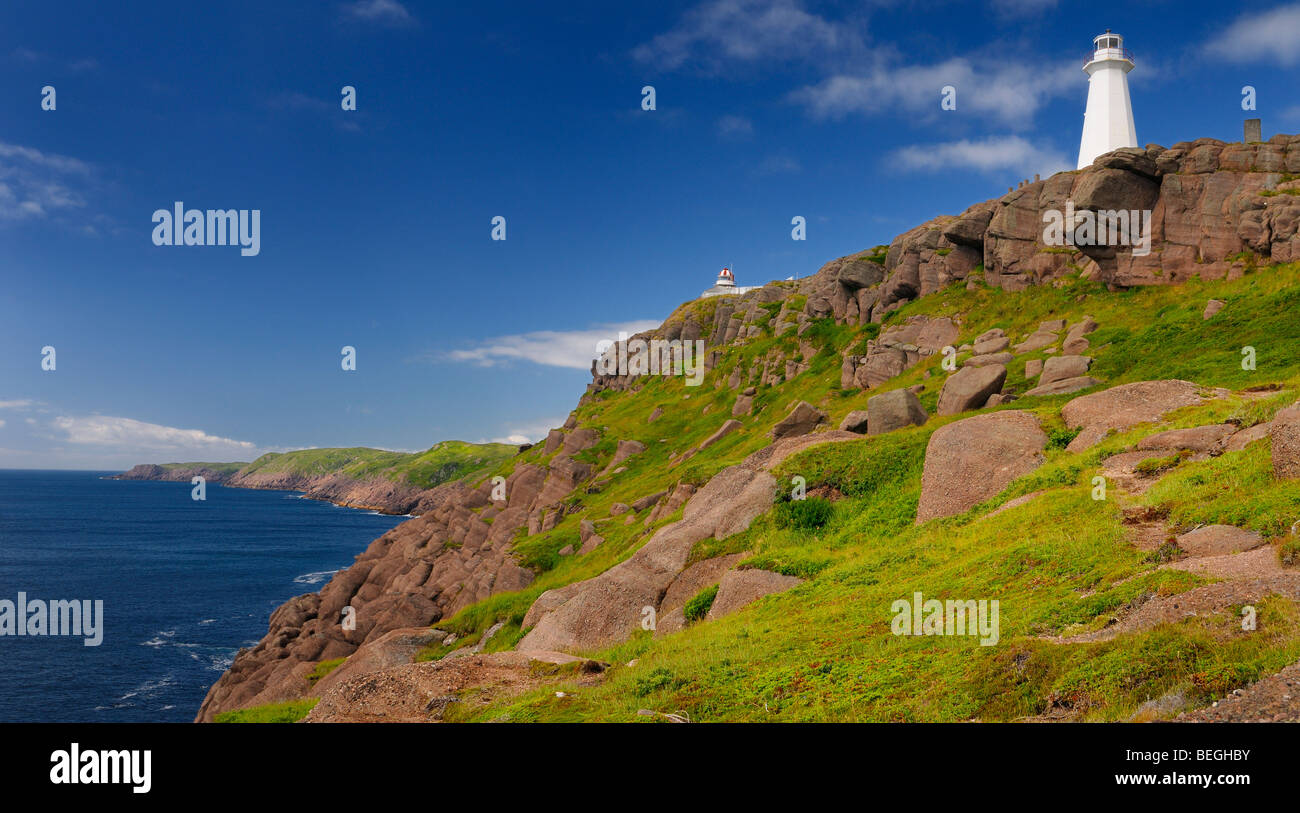 Faro más antiguo de Terranova en la izquierda y uno nuevo en Cabo Spear National Historic Site acantilados costeros sobre el océano Atlántico Foto de stock