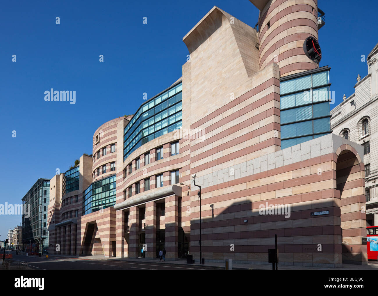 Edificio de oficinas de estilo postmoderno por James Stirling, 1 Aves , Londres, Inglaterra, Reino Unido. Foto de stock