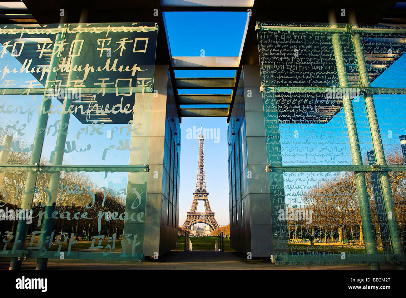 La paz y la pared de la TORRE EIFFEL, París Foto de stock