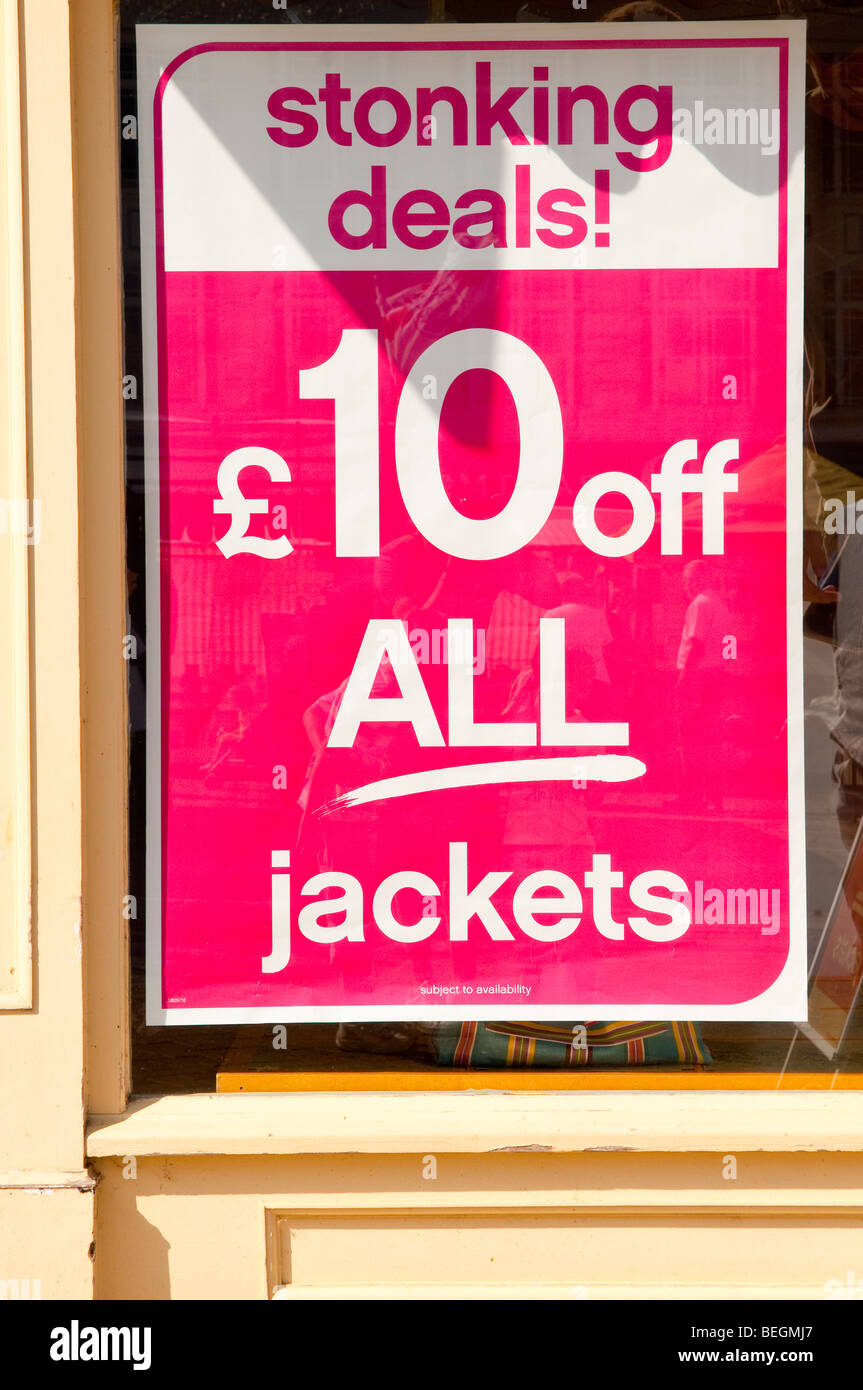 Un cartel en una ventana de la tienda de ropa en chaquetas Ofertas de  publicidad en el Reino Unido Fotografía de stock - Alamy