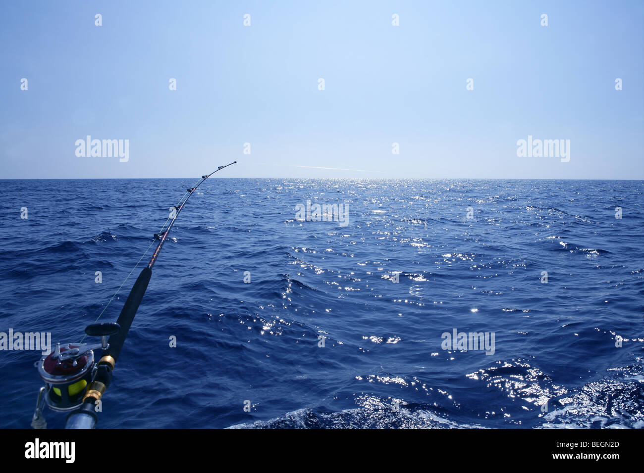 En el barco de pesca con caña y carrete curricán. Azul mar Mediterráneo  Fotografía de stock - Alamy