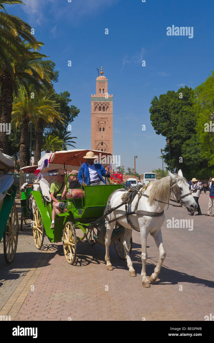 Carruaje y minarete de Koutoubia Marrakech Marruecos Foto de stock