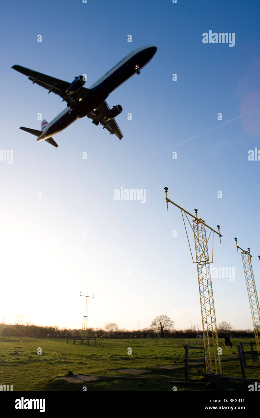 Ángulo de visión baja de aviones comerciales volando sobre las luces de  aproximación Fotografía de stock - Alamy