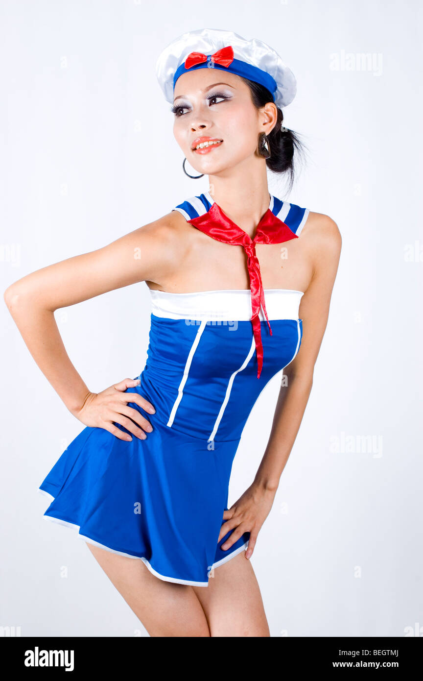Joven, esbelto y atractivo modelo asiático. Disfraces Sexy chica en China -  uniforme de marinero con boina Fotografía de stock - Alamy