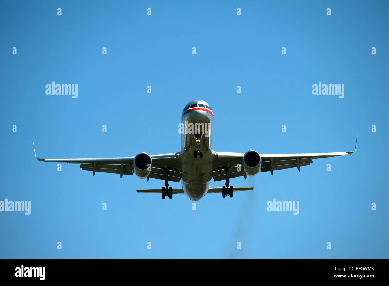 Avión en vuelo Foto de stock