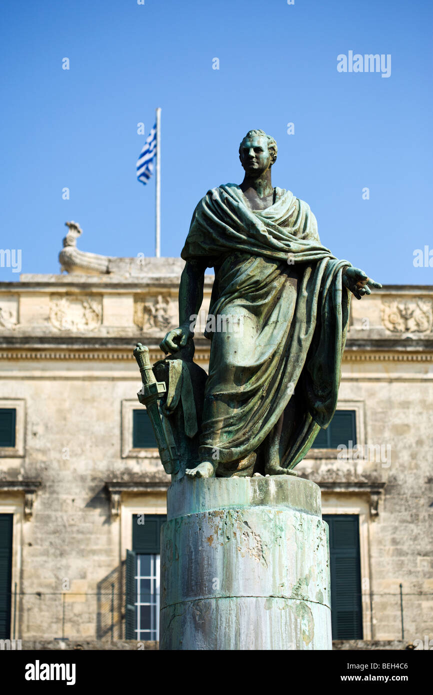 Estatua del segundo señor Comissioner alta de las Islas Jónicas, SIR FREDERICK ADÁN delante del antiguo Palacio Foto de stock