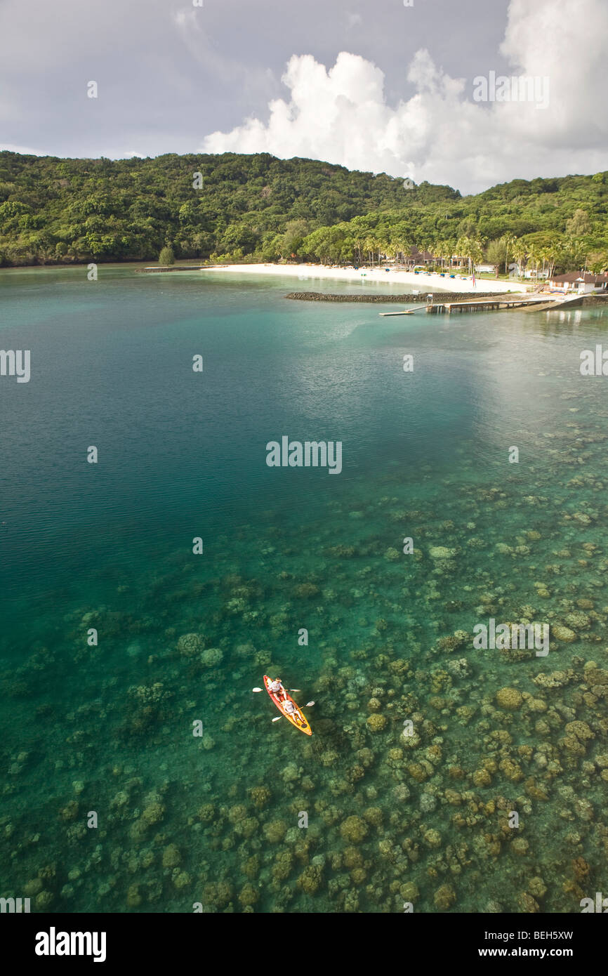 Kayakista explorando los arrecifes de coral, Micronesia, Palau Foto de stock