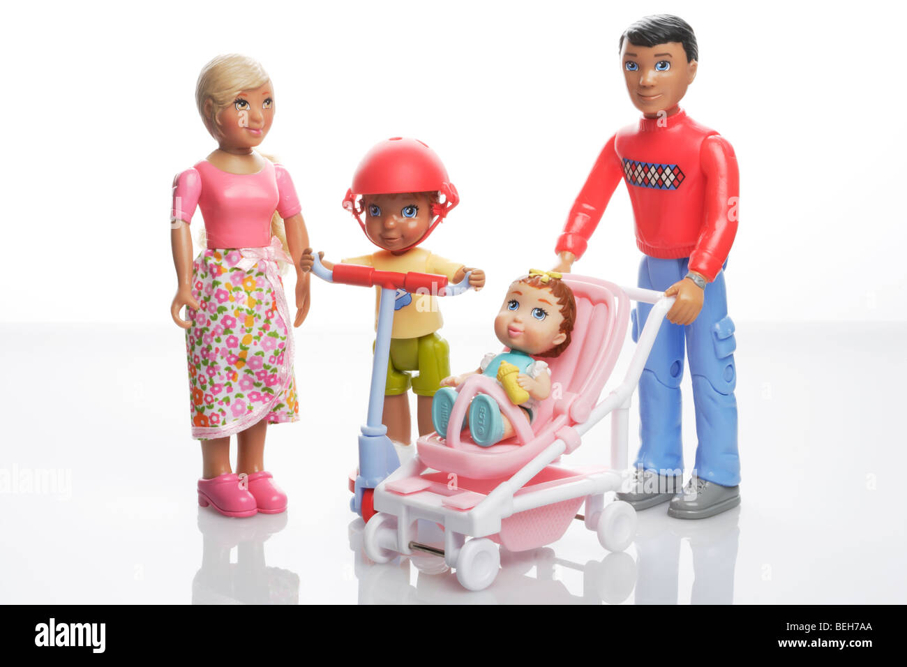 Familia de muñecas casa de muñecas en miniatura Fotografía de stock - Alamy