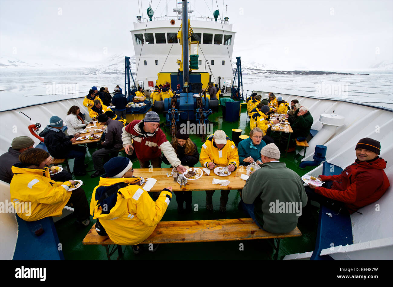 Ártico Svalbard, Spitsbergen, crucero en el Akademik Shokalskiy, barbacoa Foto de stock